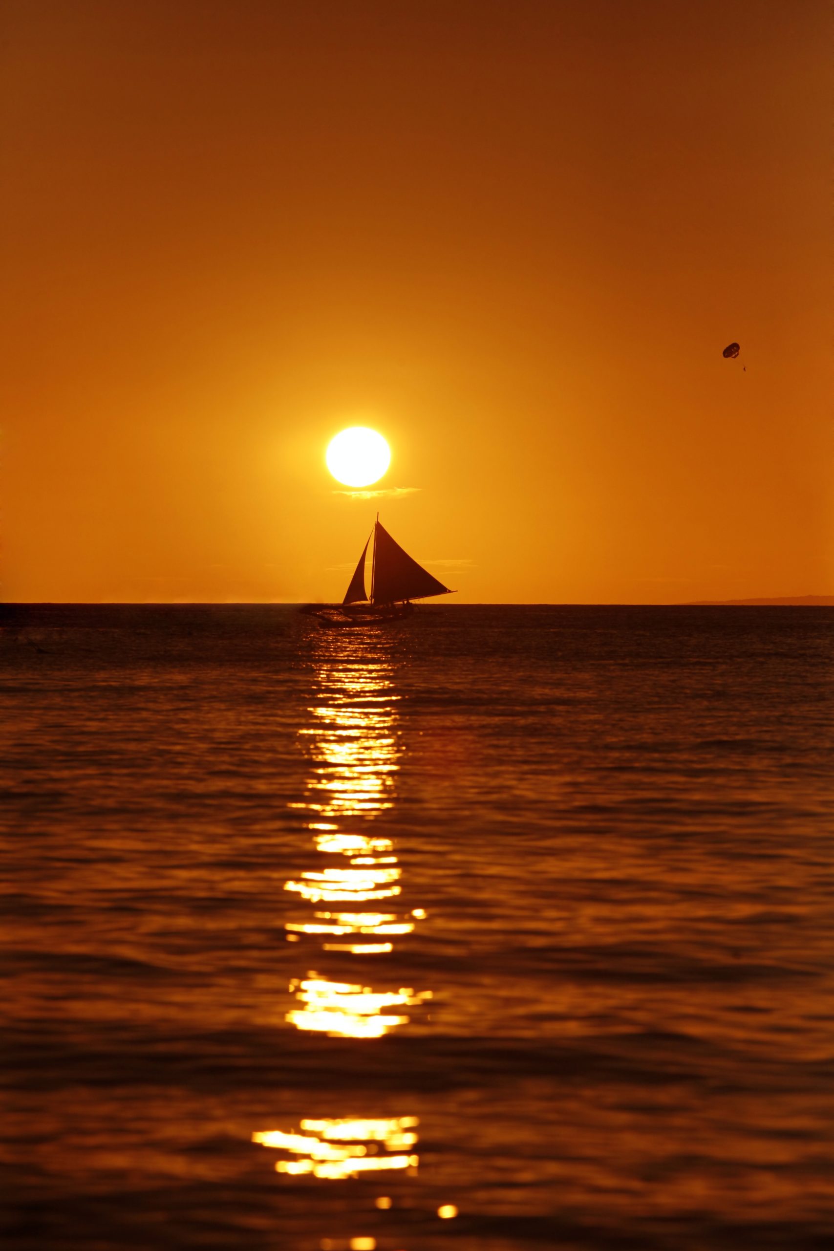Bateau sur la mer au coucher du soleil.